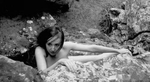 裸体攀岩：展示女性的柔美和力道