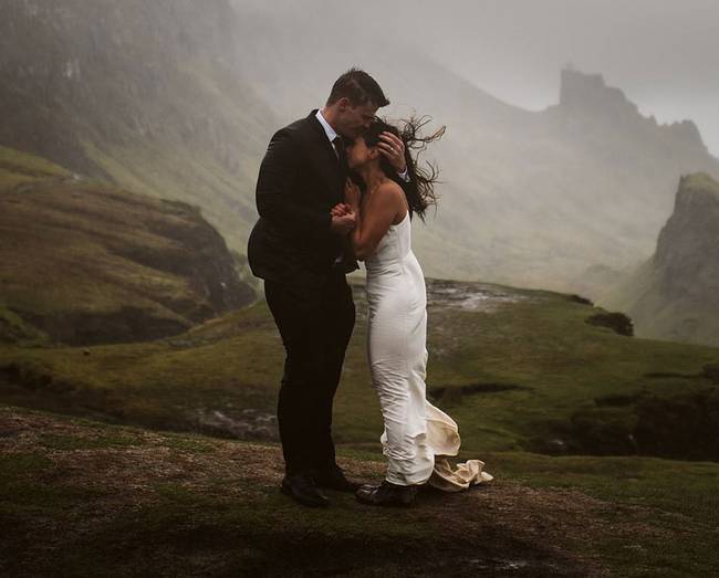 美情侣风雨户外拍婚纱 尽展荒野自然美(图)