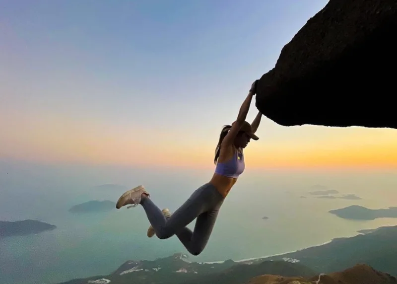 香港网红美女索菲亚(Sofia Cheung)挑战极限自拍发生意外。(图片来自Sofia Cheung IG)