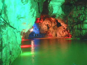 官马溶洞风景图