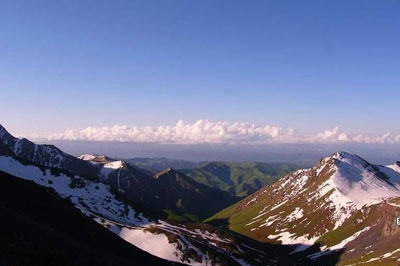 天山天池风景图
