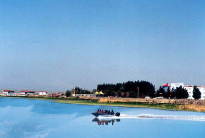 柴窝堡湖游览区风景图